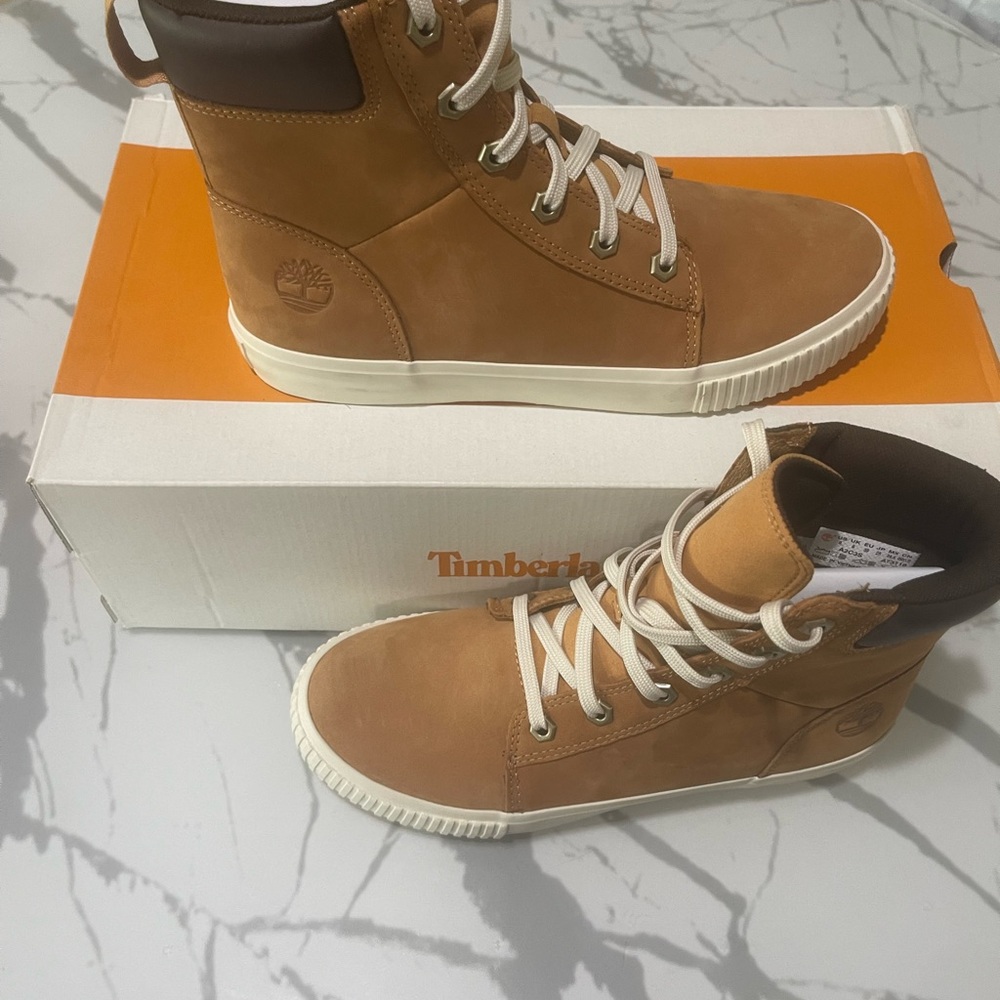 Timberland boots women Size 8 New
